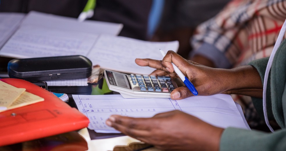 Veja dicas de como organizar as finanças antes de escolher o curso superior privado. — Foto: Antony Trivet/Pexels