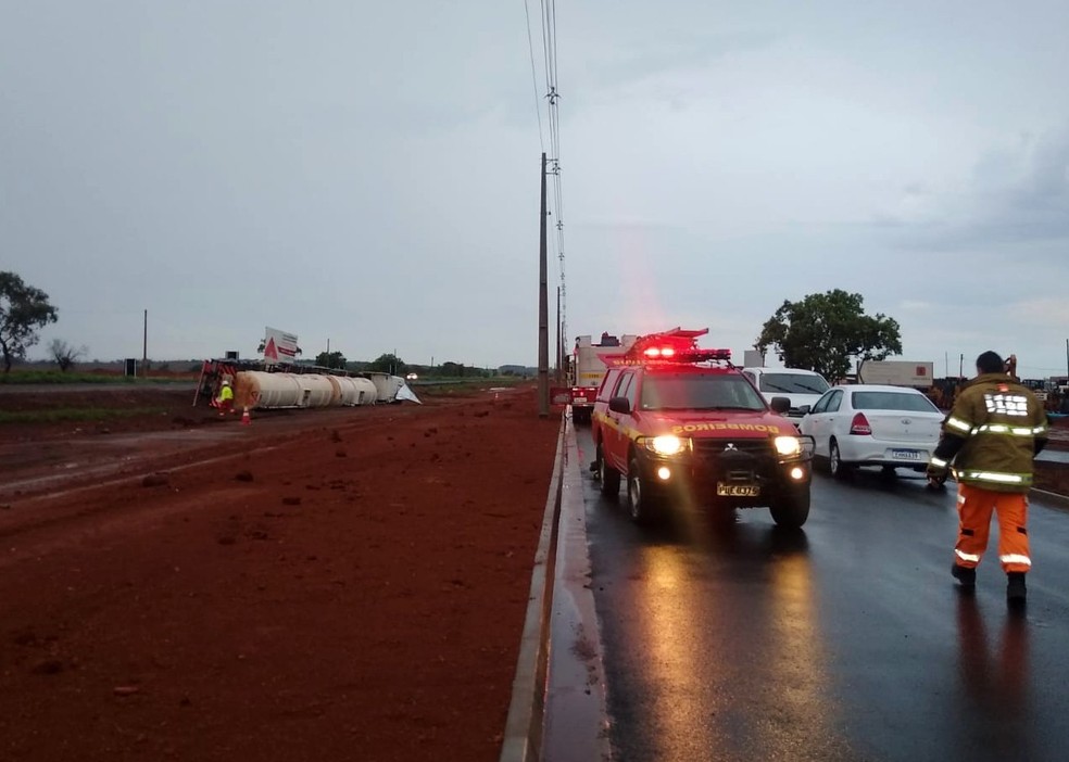Motorista tombou carreta com etanol após dormir ao volante — Foto: Corpo de Bombeiros/Divulgação