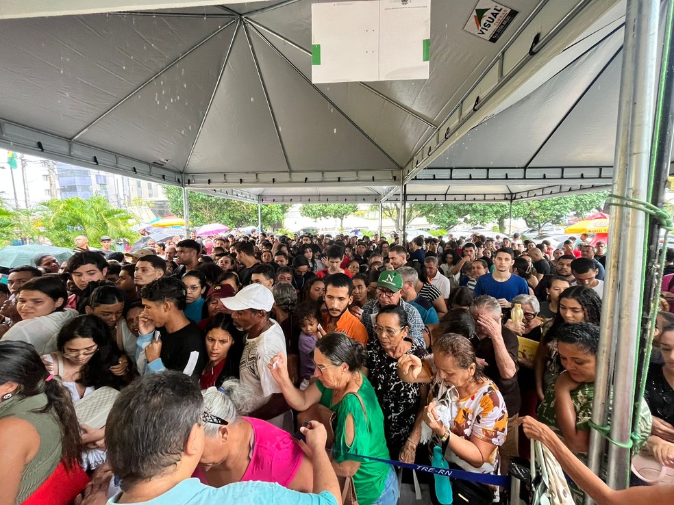 TRE registra longas filas em Natal no último dia para regularização do título de eleitor — Foto: Vinicius Marinho/Inter TV Cabugi