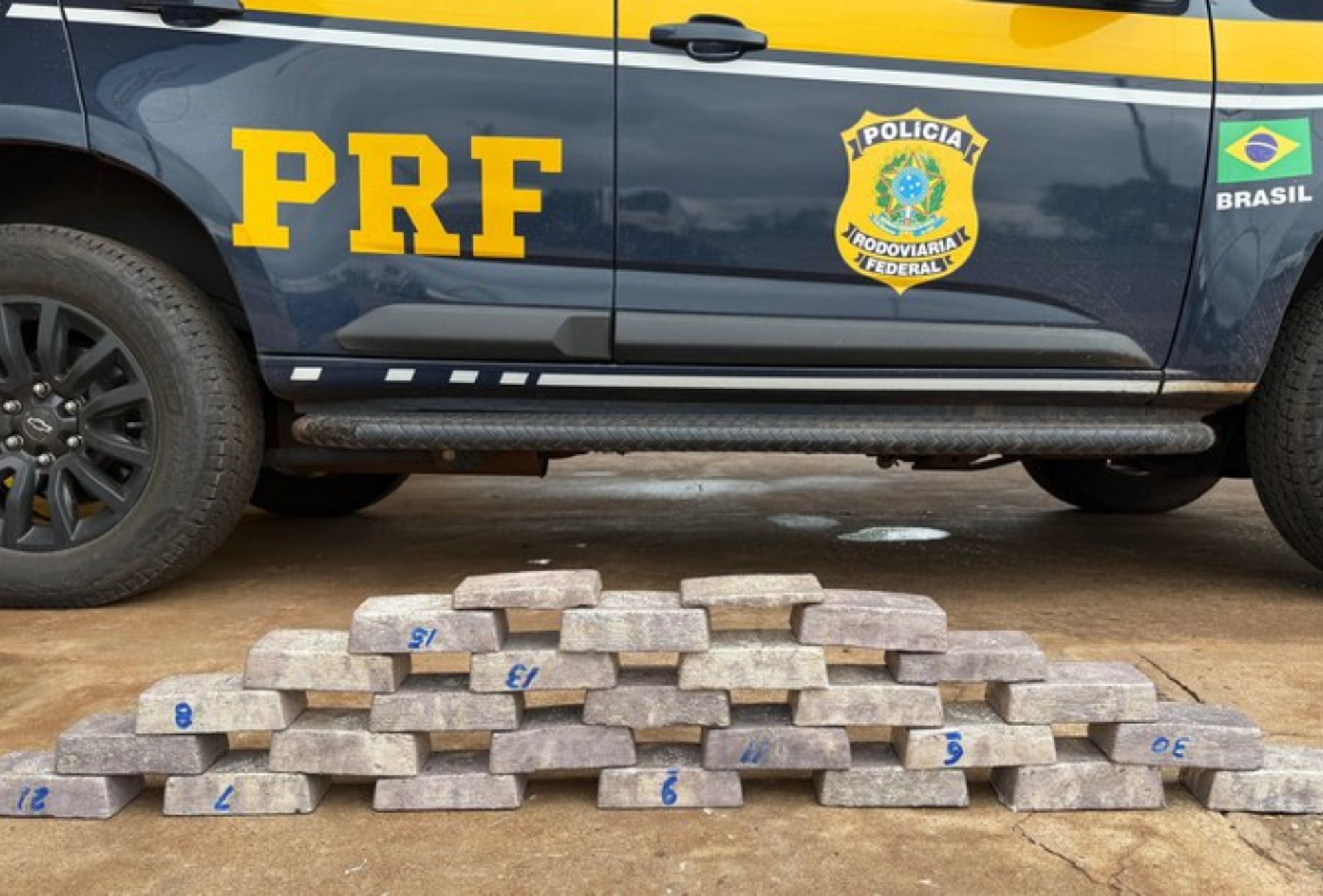 Caminhão que saiu da Bolívia é flagrado com 160 kg de prata ilegal