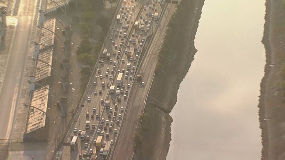 Obra de recapeamento atrasada interdita uma das faixas da Marginal do Tietê, no sentido Castelo Branco, nesta terça-feira (26). — Foto: Reprodução/TV Globo