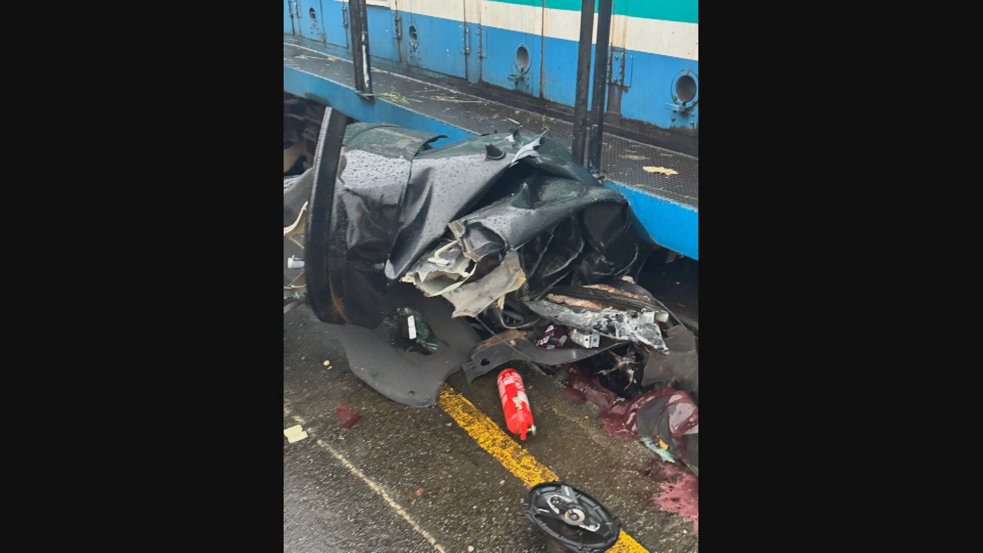 Colisão entre carro e trem deixa um morto e um ferido grave em Magé