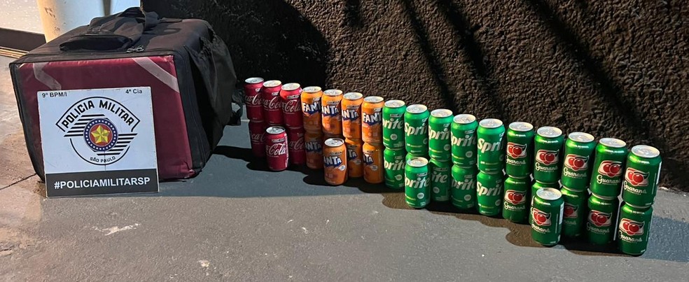 1 de 2
Suspeito confessou ter praticado o furto de 38 refrigerantes em com&eacute;rcio de Gar&ccedil;a (SP) &mdash; Foto: Pol&iacute;cia Militar