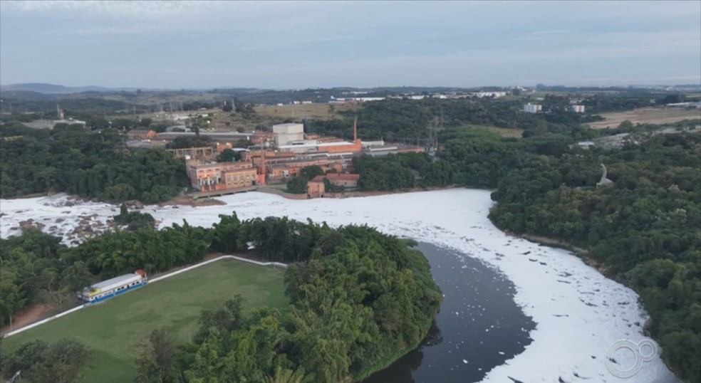 Rio Tietê tem camada de espuma branca e tóxica em Salto (SP) — Foto: Walmir Gerena/Droneterapia/Reprodução