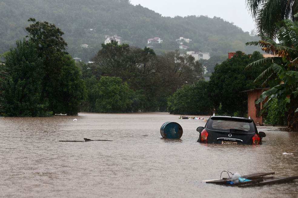 Carro é coberto pela enchente na cidade de Encantado, no Rio Grande do Sul — Foto: Diego Vara/Reuters