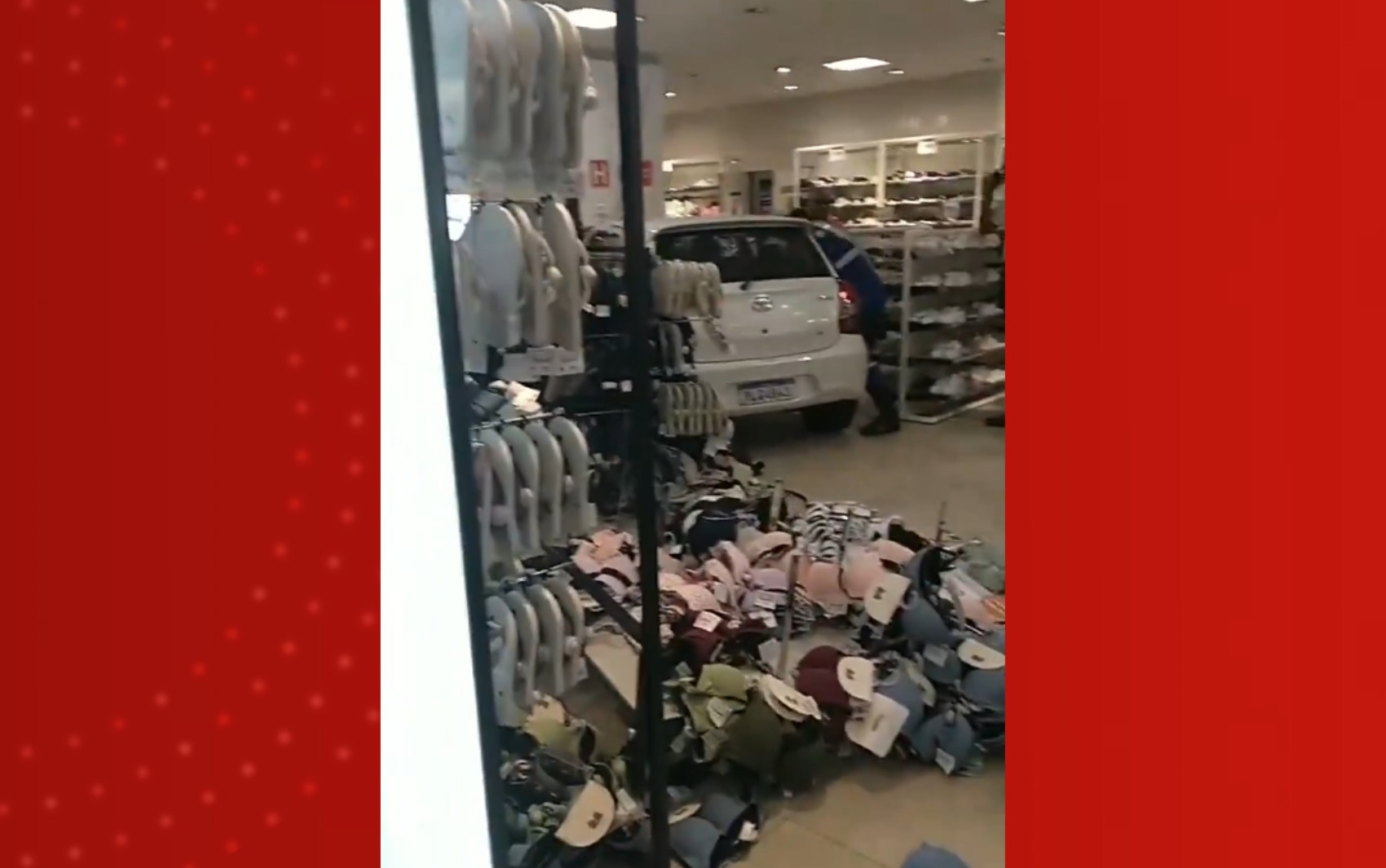 VÍDEO: motorista perde controle de carro e invade loja em shopping de Salvador