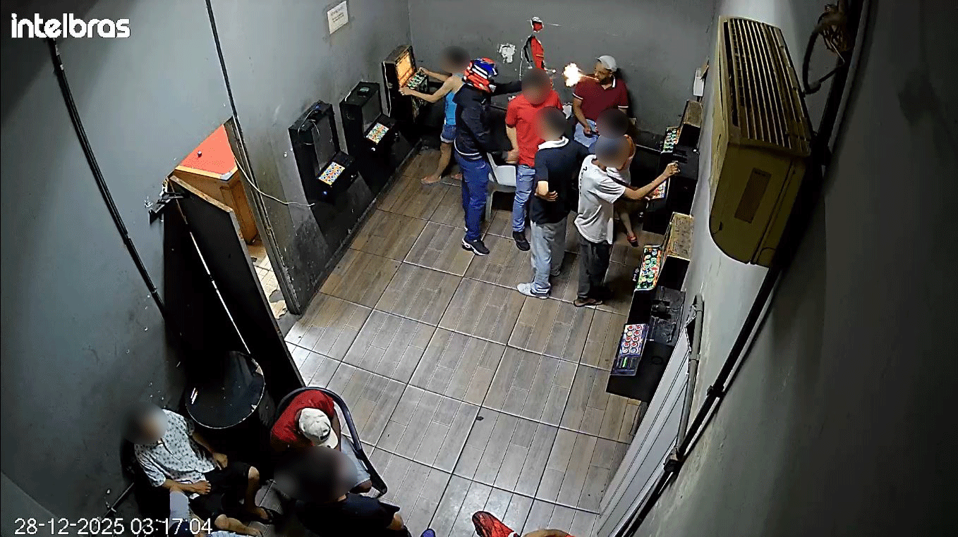 
Homem morre e outro fica ferido após serem baleados por motociclista em bar na Grande SP