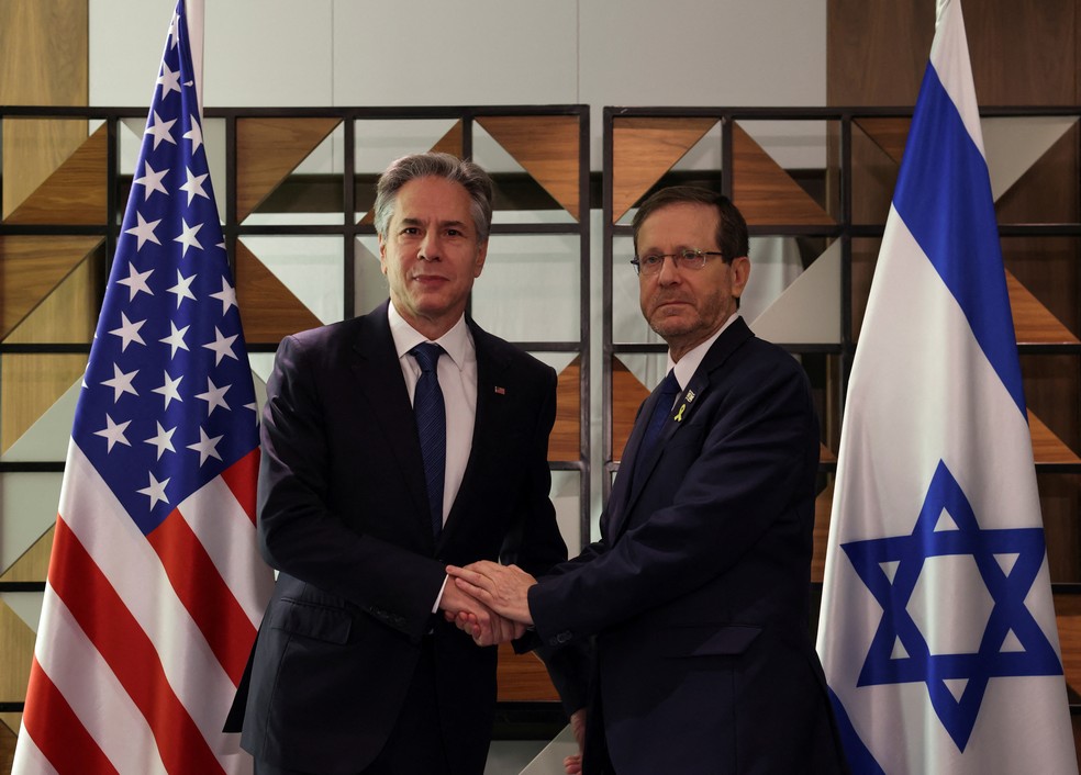 O secretário de Estado dos EUA, Antony Blinken, e o presidente de Israel, Isaac Herzog, durante reunião em Tel Aviv para tentar destravar o acordo de cessar-fogo em Gaza, em 19 de agosto de 2024. — Foto: Kevin Mohatt/ Reuters