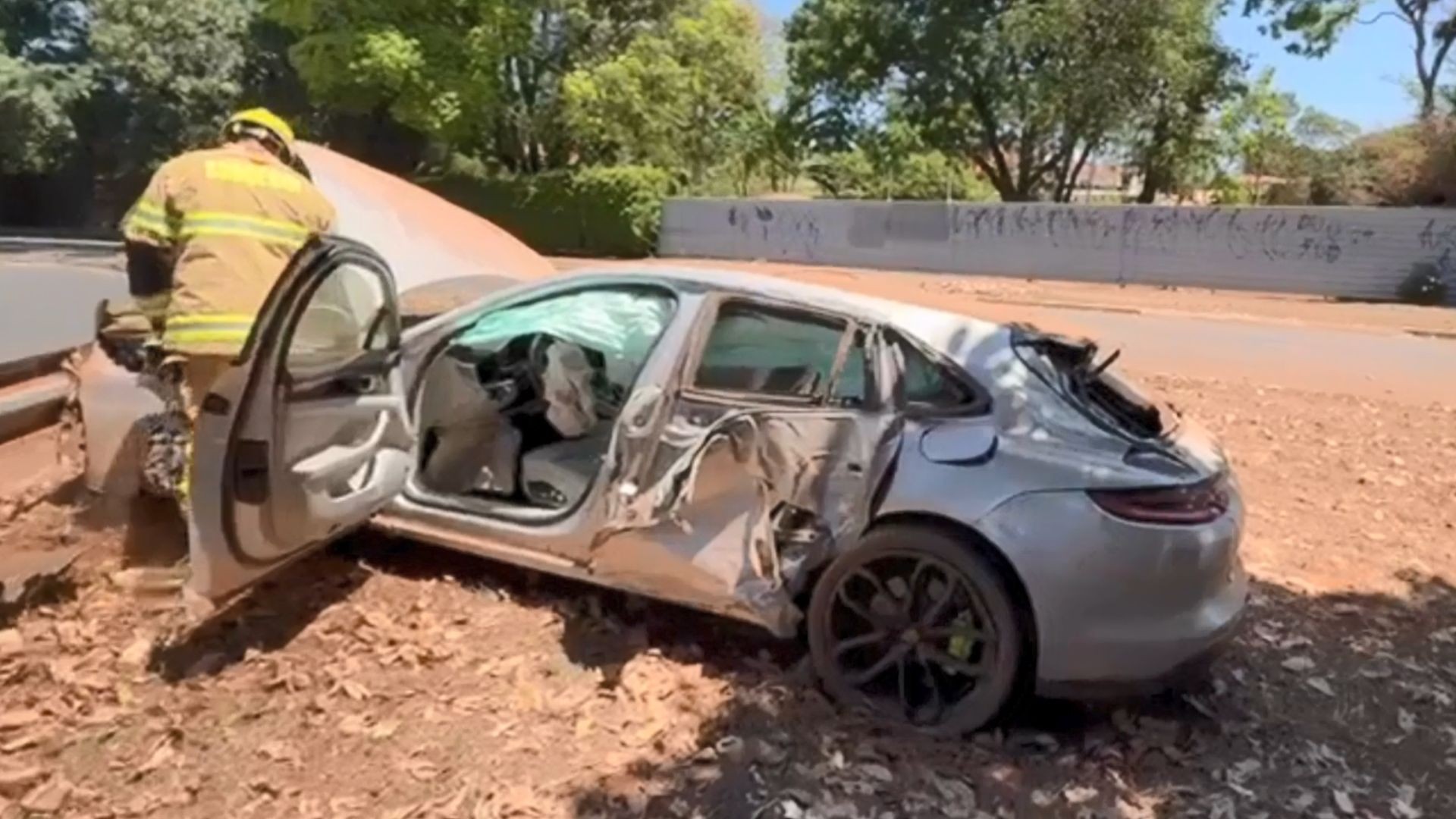 Porsche é abandonado em área nobre de Brasília após bater em muro; polícia apura acidente