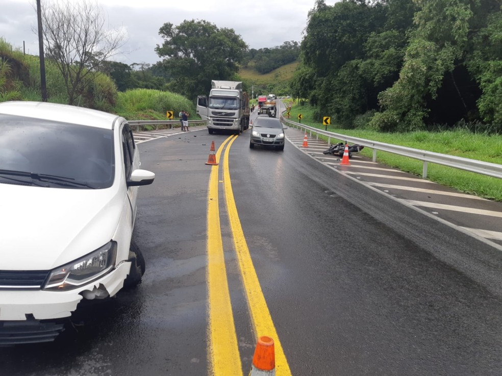 Jovem morre em colisão

Foto de rodovia com cones laranjas, m carro branco com a parte de baixo do farol esquerdo arrancada e uma moto caída do lado oposto.