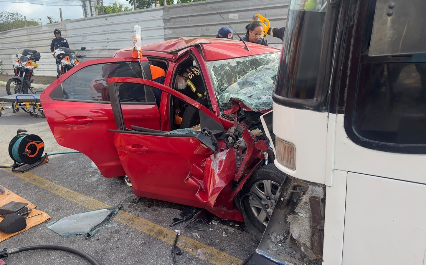 Motorista colide contra ônibus e fica presa às ferragens no Pinheiro, em Maceió