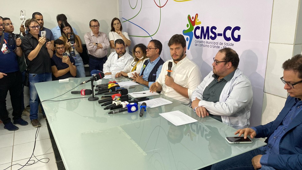 Prefeitura de Campina Grande realizou coletiva de imprensa, onde comunicou o adiamento do lançamento — Foto: Geraldo Jerônimo/TV Paraíba