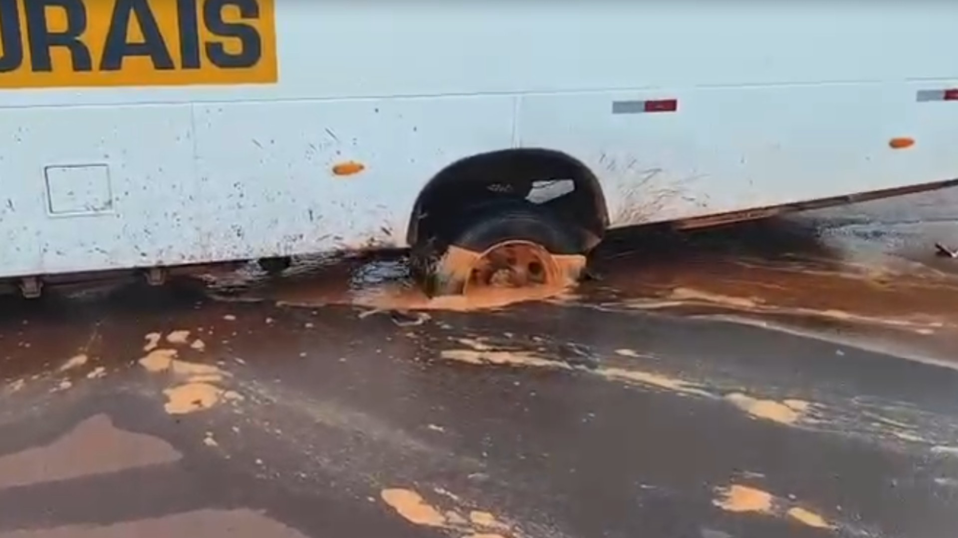 Ônibus afunda no asfalto e revela vazamento que deixou moradores sem água no interior de SP