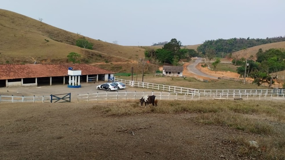 Corpos são encontrados enterrados em sítio em Resende — Foto: Divulgação