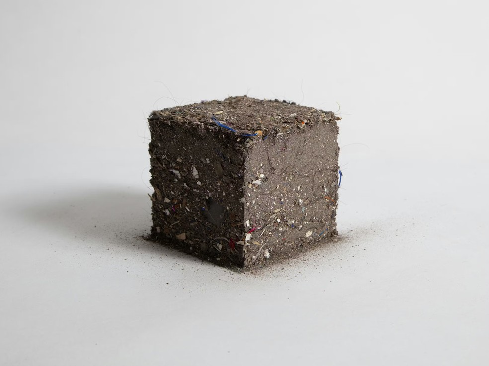 Obra feita com poeira do ateliê do artista, em exposição na mostra 'Veemente' — Foto: Museu Oscar Niemeyer