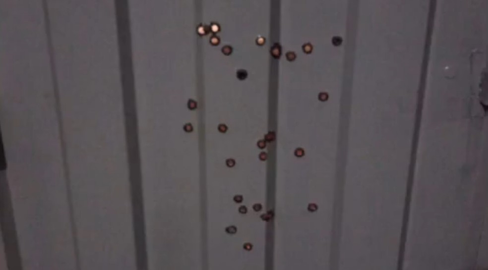 Marcas dos tiros no portão da casa — Foto: Reprodução/TV Sudoeste