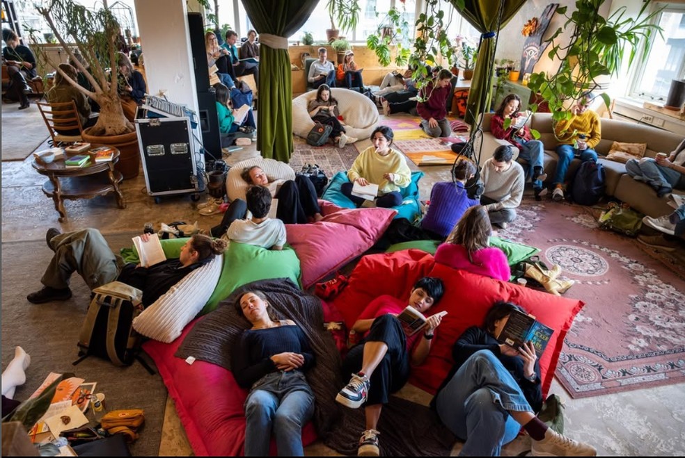 Offline Club, um grupo holandês para quem deseja fazer um detox das redes sociais — Foto: @OfflineClub/Instagram