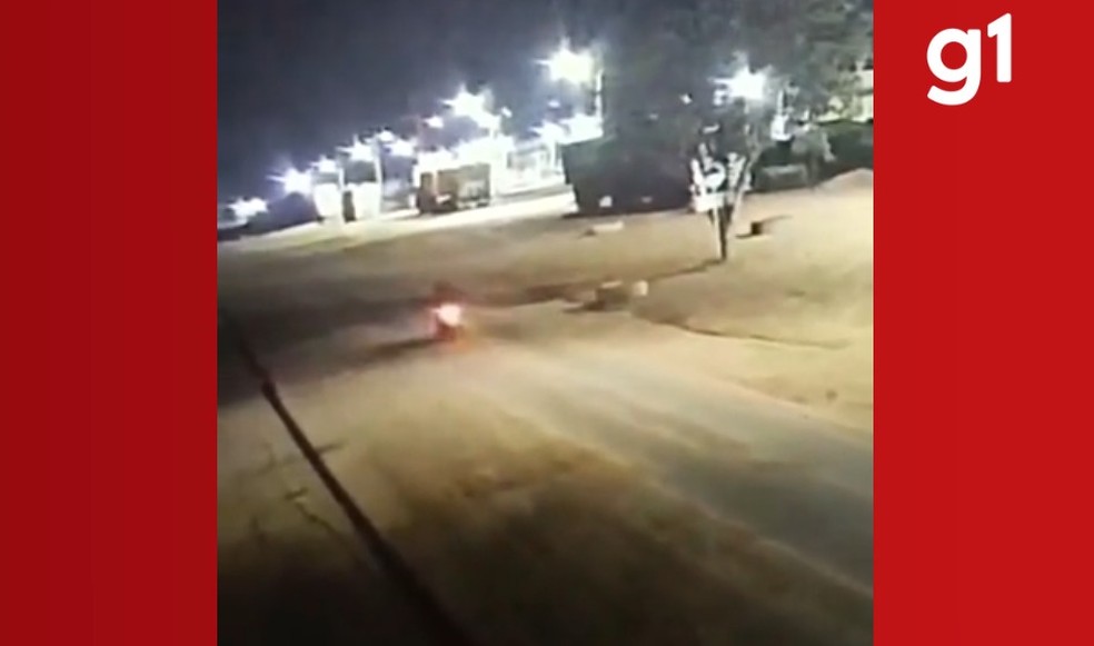 Motociclista cai ao bater em quebra-molas em MT — Foto: Reprodução