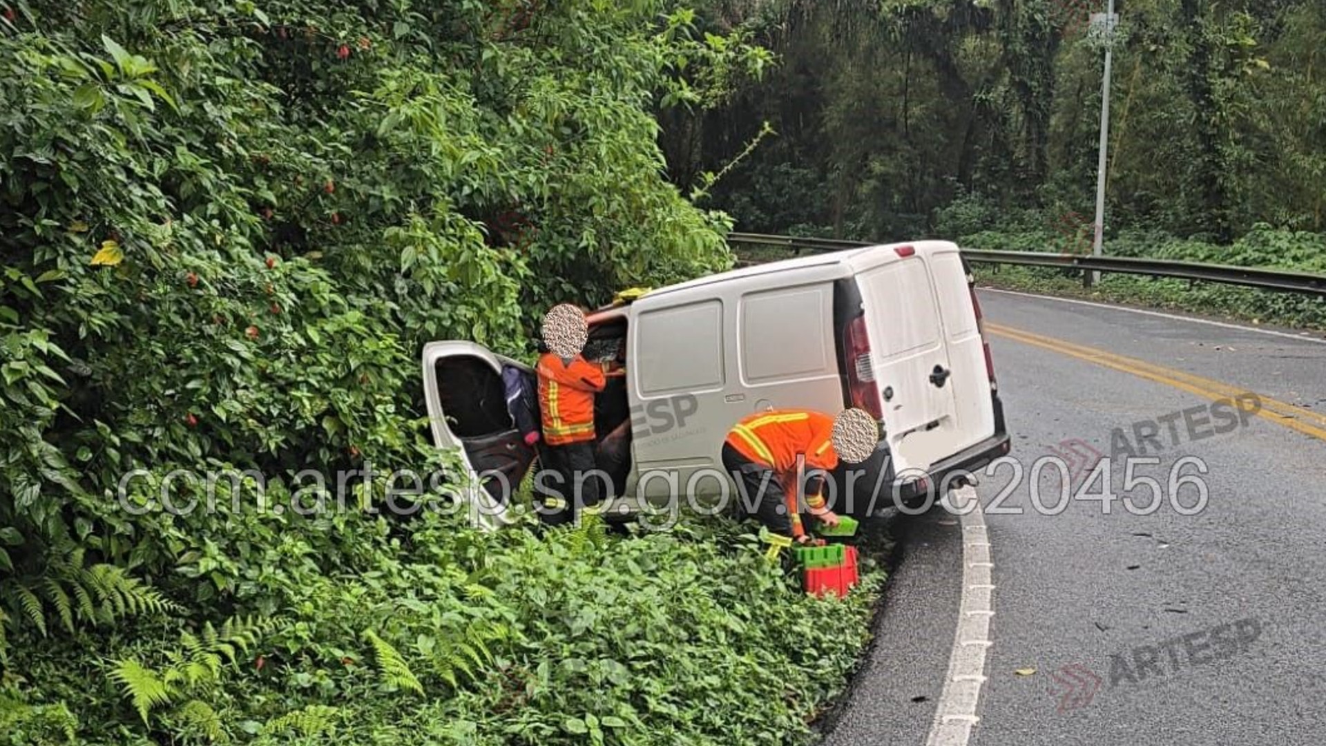 Caminhoneiro perde o controle da direção e bate contra utilitária em rodovia de Tapiraí