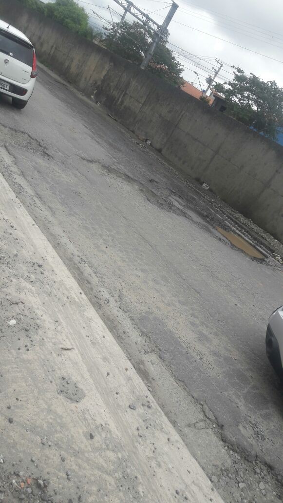 Buracos da Rua Aracaré obrigam motorista a invadir contramão, diz internauta