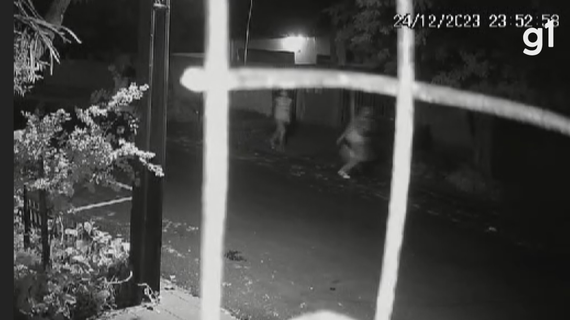 Vídeo mostra jovens baleados fugindo da casa onde três da mesma família foram executados por herança em ceia de Natal