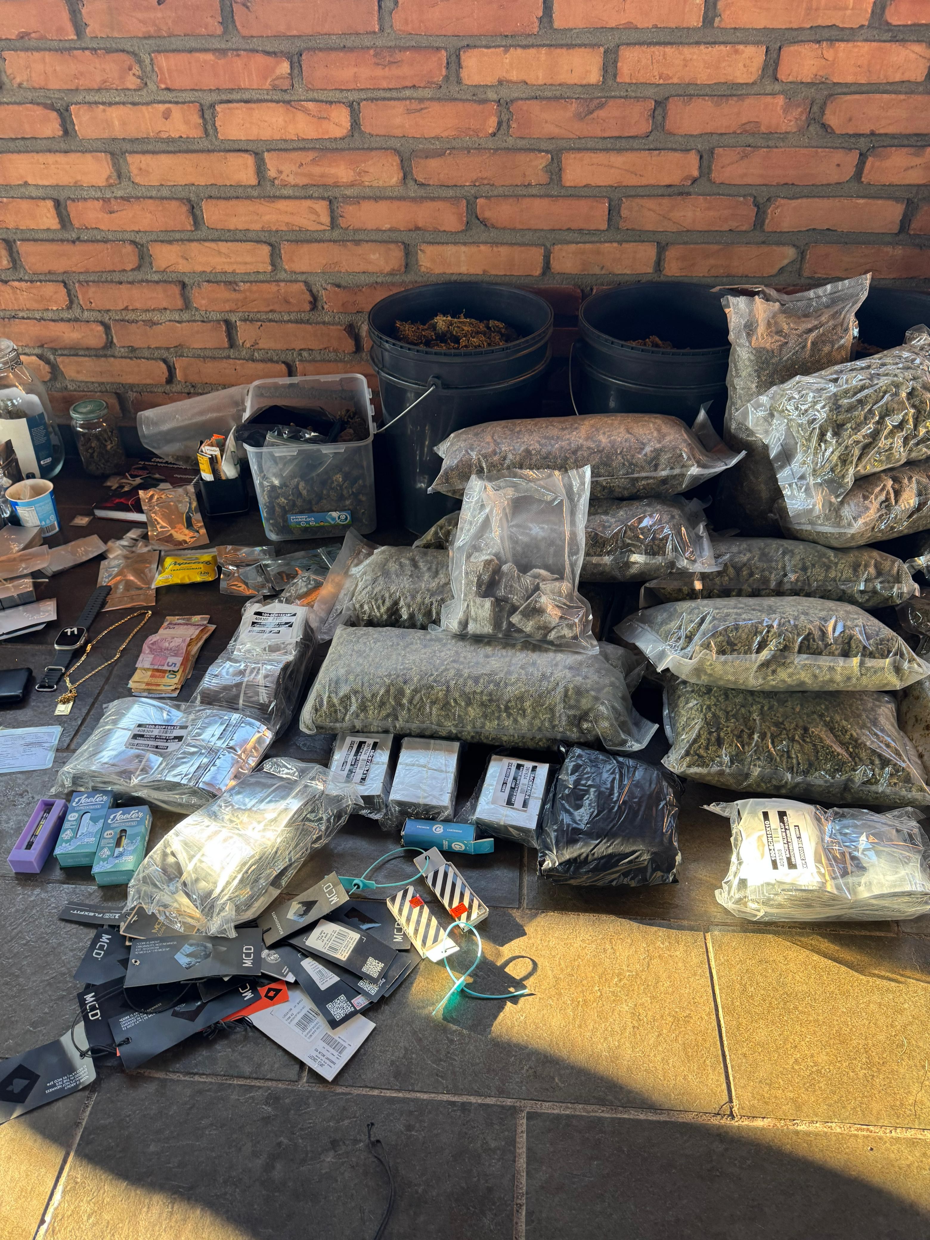 Operação 'Creme de la Creme' contra tráfico de drogas sintéticas e lavagem de dinheiro é realizada em Pará de Minas