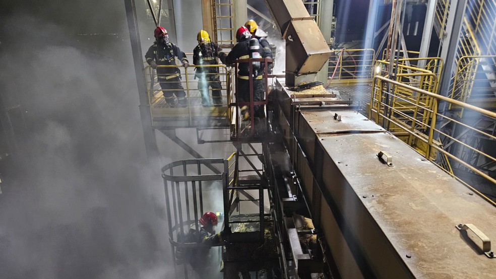 Militares tiveram que subir na estrutura de 25 metros de altura para combater as chamas. &mdash; Foto: Corpo de Bombeiros/Divulga&ccedil;&atilde;o