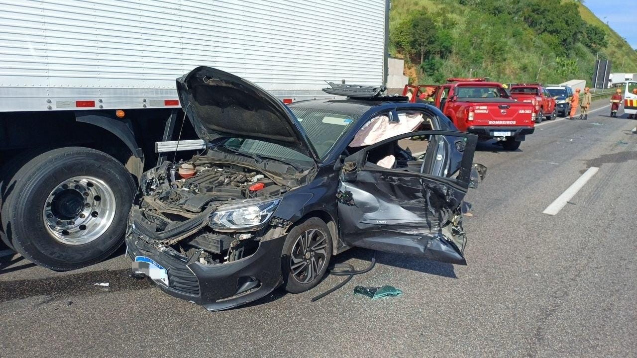 Engavetamento envolvendo caminhão, carreta e quatro carros deixa feridos e interdita pista na Via Dutra, em Barra Mansa