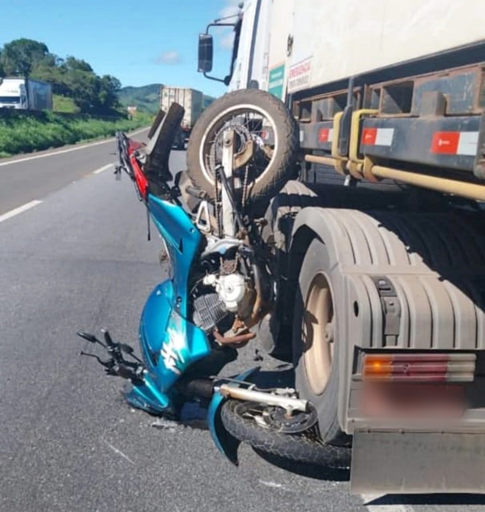 Motociclista fica gravemente ferido após bater na lateral de carreta na Fernão Dias, no Sul de MG