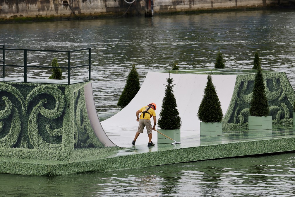Funcion&aacute;rios fazem a manuten&ccedil;&atilde;o da cenografia da cerim&ocirc;nia de abertura das Olimp&iacute;adas de Paris &mdash; Foto: Stefan Wermuth/Reuters