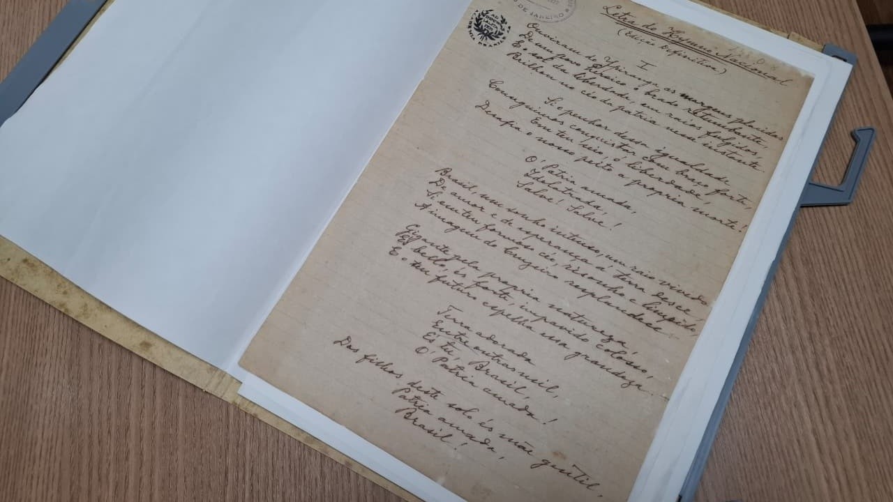 Ambiente monitorado, uso de luvas e segurança reforçada: manuscrito do Hino Nacional Brasileiro tem cuidado redobrado