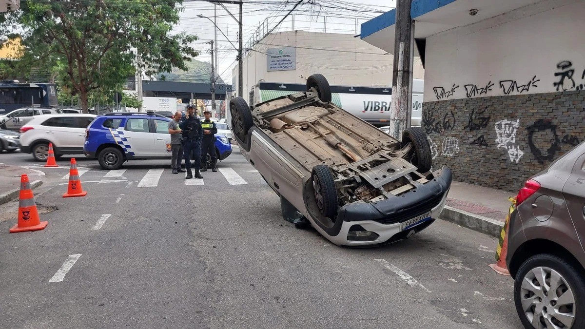 VÍDEO: homem rouba carro de motorista de aplicativo, capota durante a fuga e acaba preso em Vitória