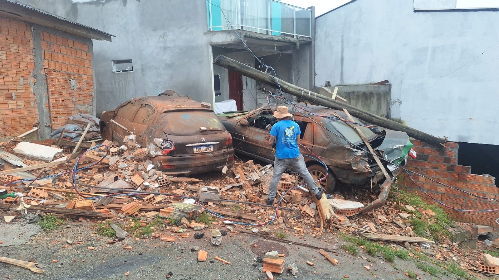 Caçamba perde controle e deixa feridos após atingir casas e veículos em Florianópolis