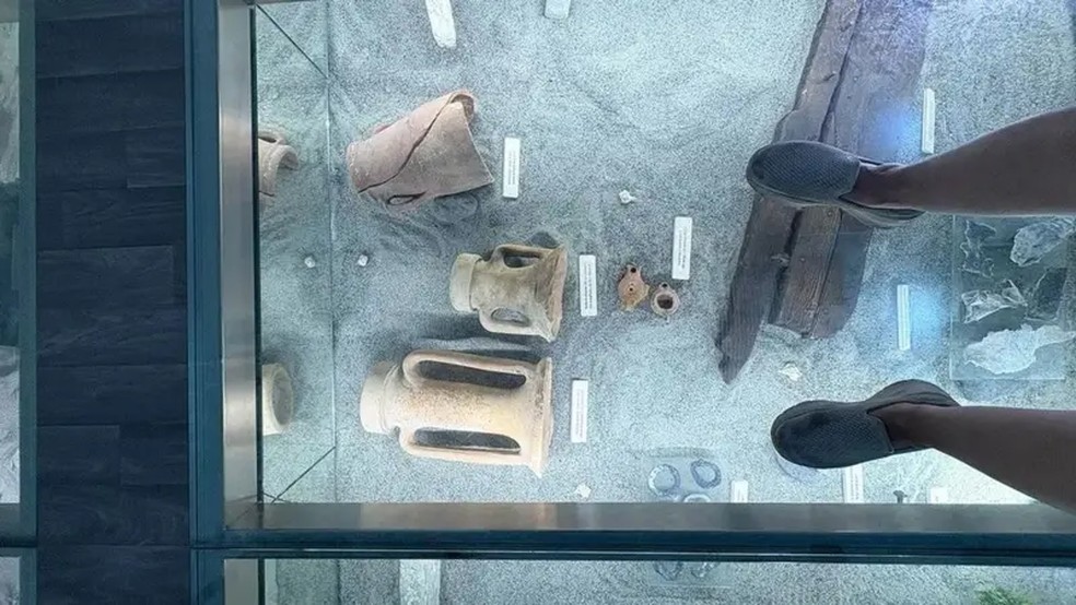 Ânforas, moedas, lamparinas a óleo e muitos outros objetos do cotidiano foram recuperados das ruínas. — Foto: Eva Sandoval/BBC
