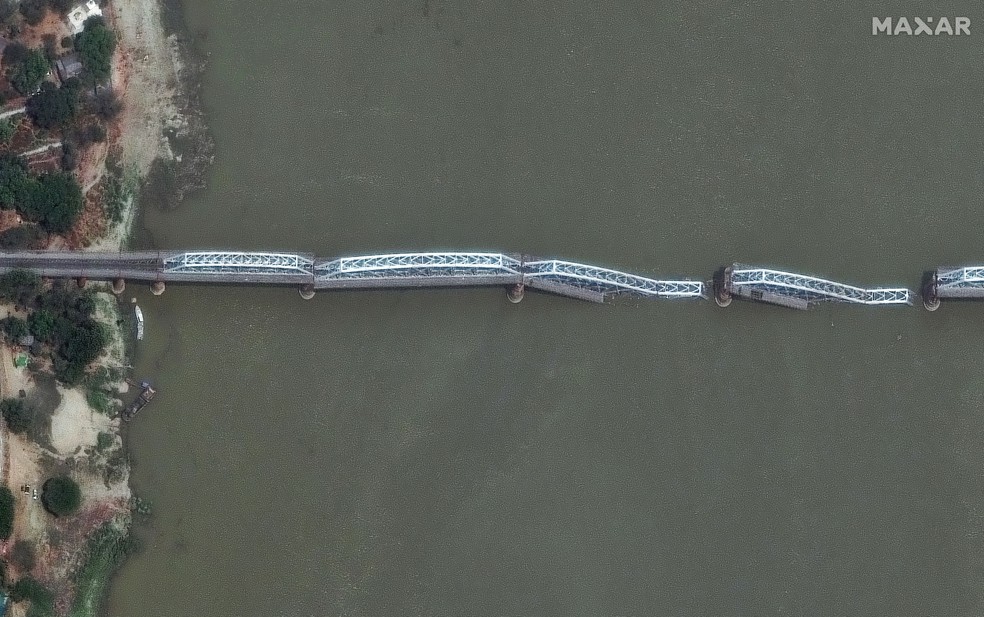 Uma imagem de satélite mostra a Ponte Inwa, que desabou após um terremoto, em Mandalay, Mianmar, em 29 de março de 2025 — Foto: Maxar Technologies/Divulgação via Reuters