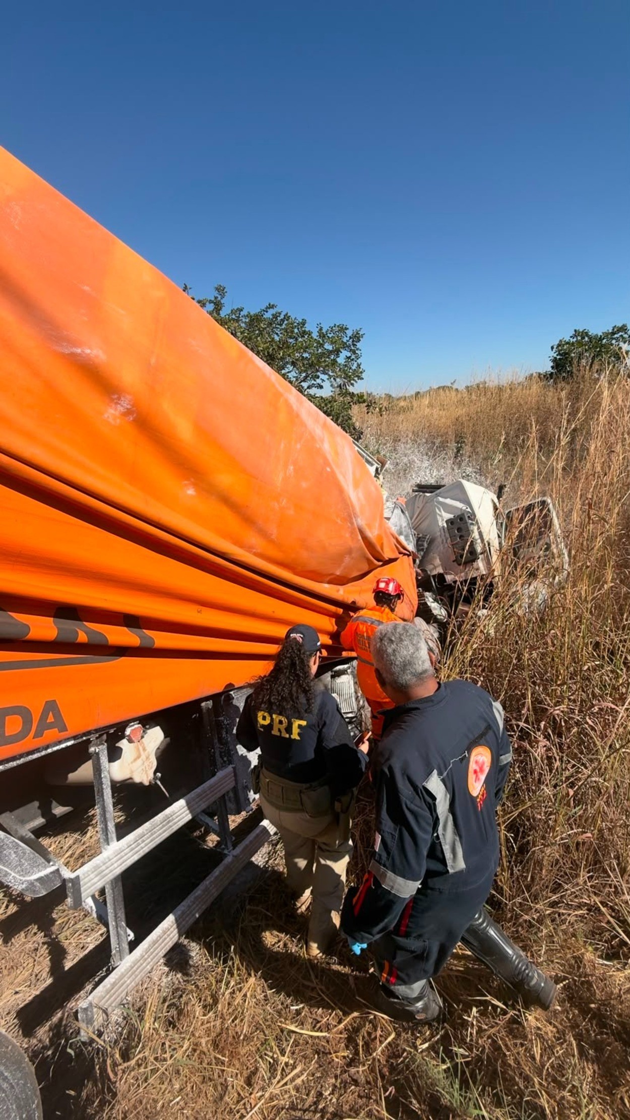 Acidente entre três caminhões deixa motorista morto na BR-365