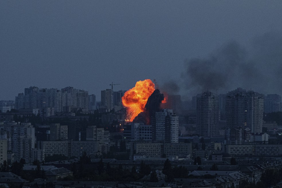 Explosão vista em Kiev, capital da Ucrânia, em bombardeio russo na madrugada de 6 de junho de 2025. — Foto: AP Photo/Evgeniy Maloletka
