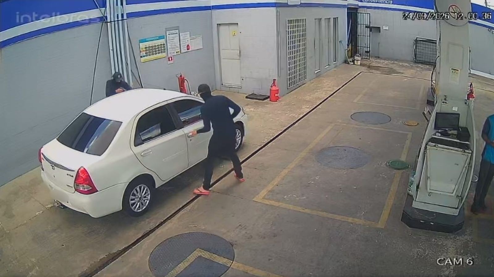 Foragido é preso após roubar mais de R$ 8 mil em posto de combustível em Teresina; vídeo mostra crime