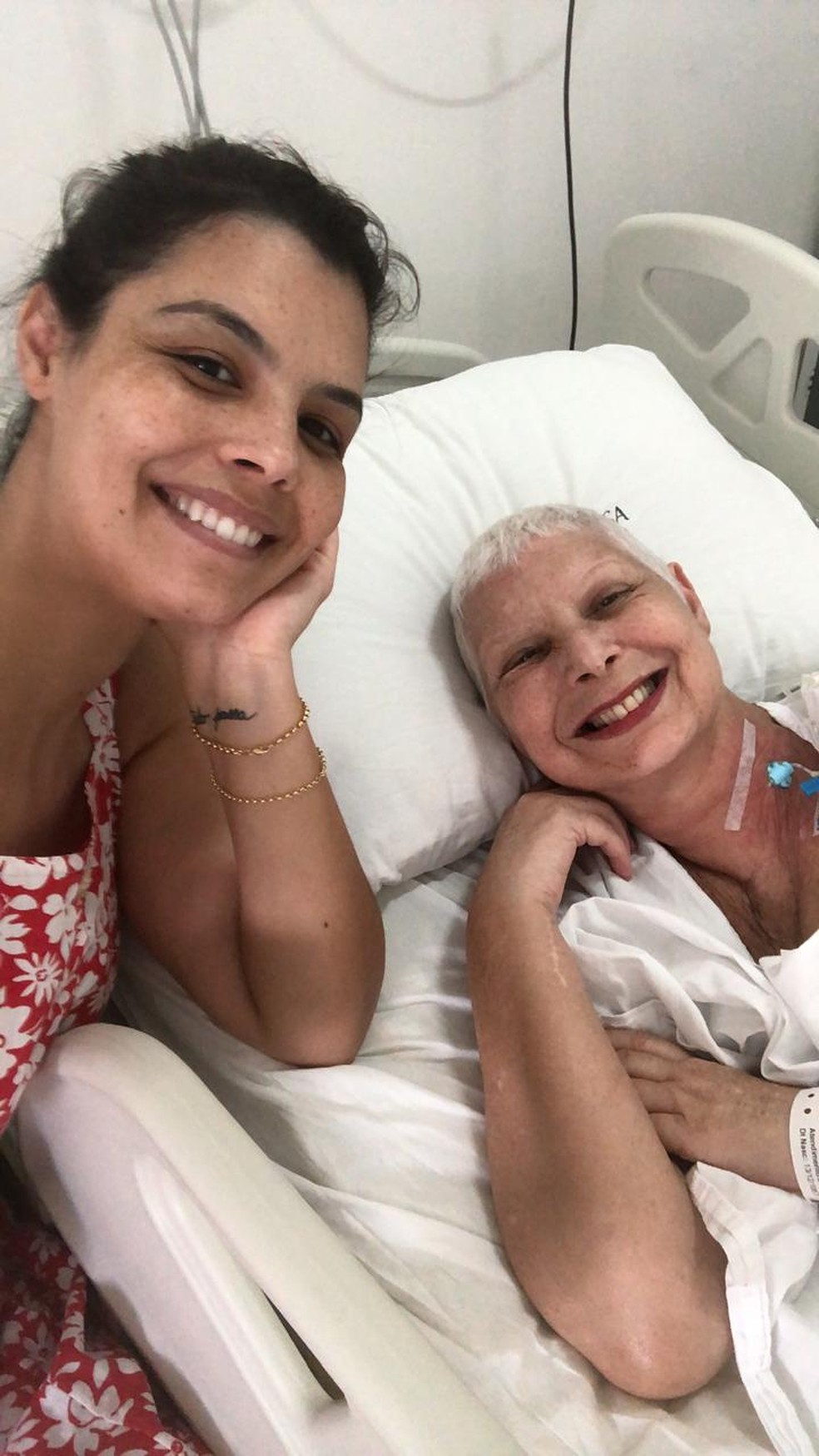 Letícia Corrêa, doula da morte, e a mãe, Luzia. — Foto: Arquivo Pessoal