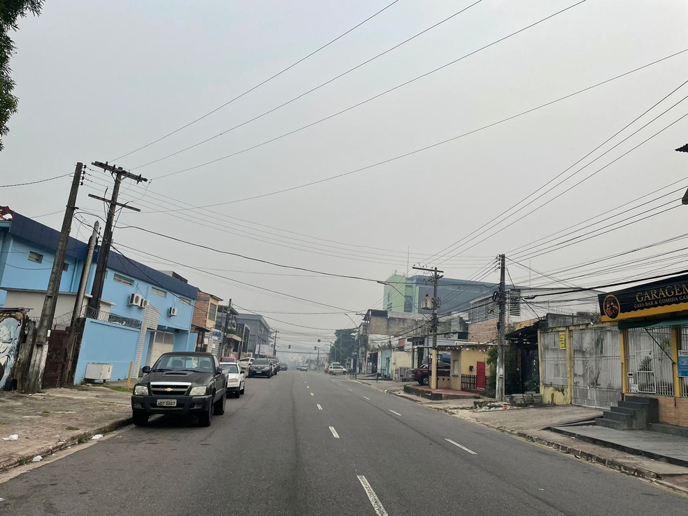 Onda de fumaça que encontre Manaus se torna mais densa. — Foto: Matheus Castro/g1