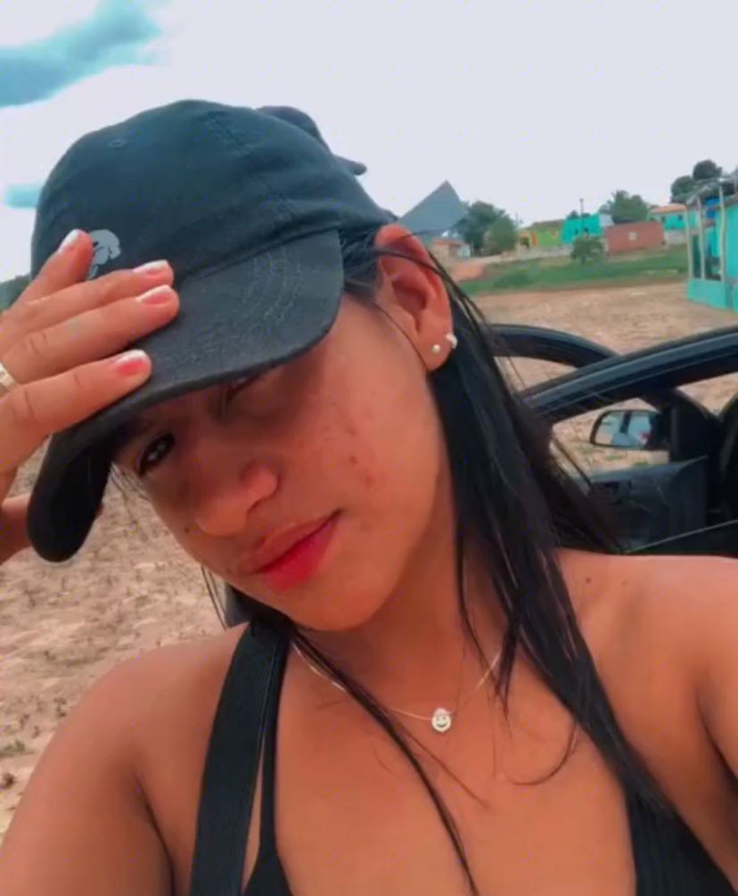 Mãe diz que marido de Karoline era violento e incendiou guarda-roupa da jovem