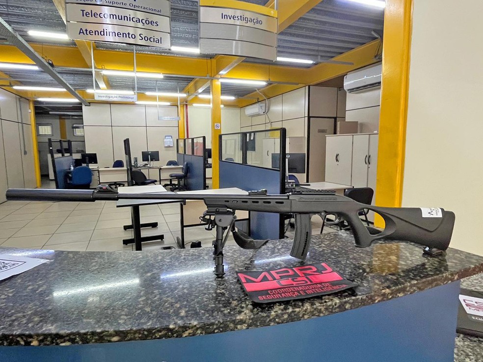 Arma apreendida na operação do Gaeco — Foto: Divulgação/MPRJ