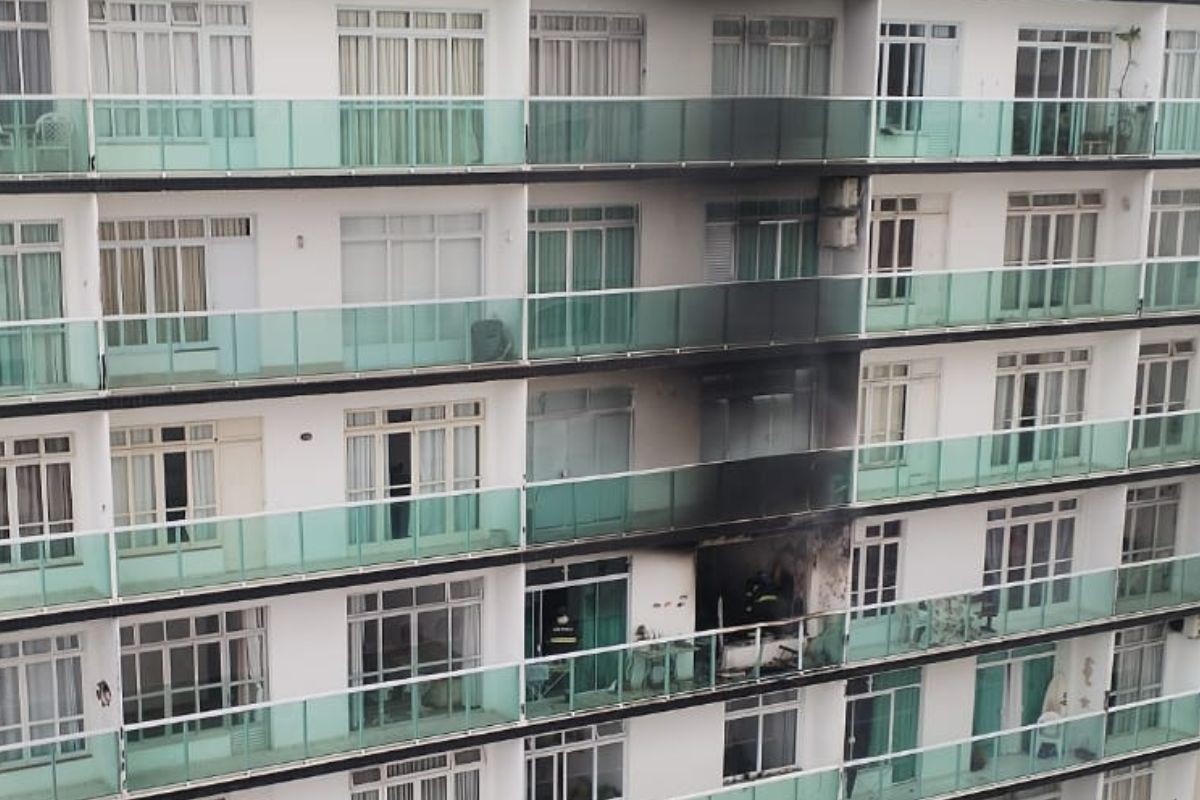 Incêndio atinge apartamento no 9°andar de prédio em Guarujá, SP; VÍDEO