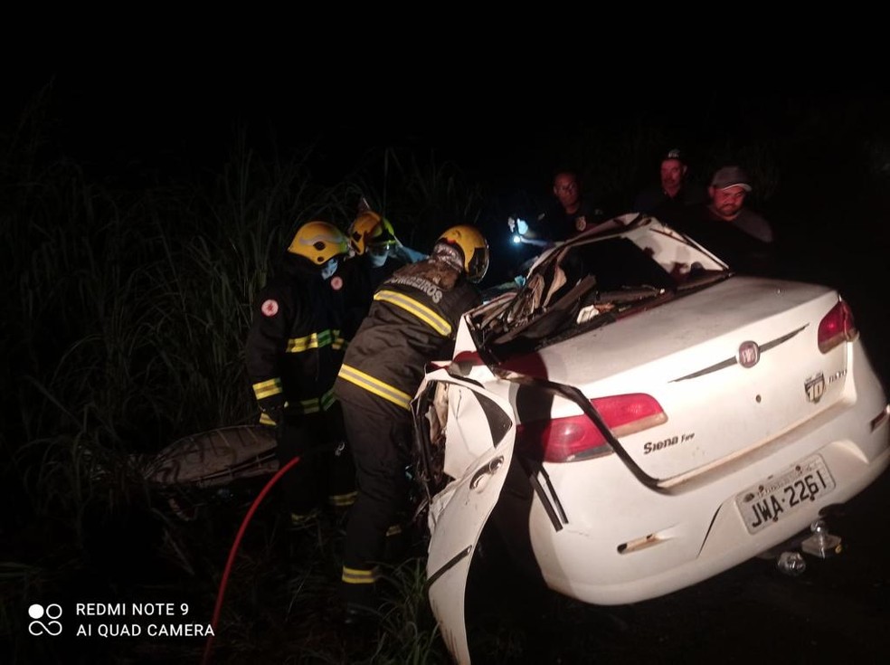 Bombeiros utilizaram ferramentas de desencarceramento para liberar o corpo da vítima. — Foto: Divulgação/ CBMTO