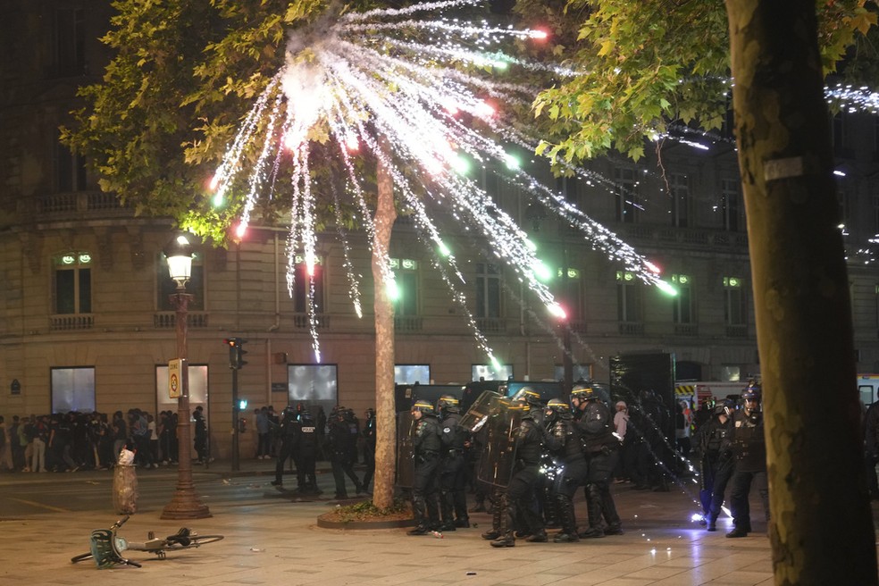 Polícia enfrenta torcedores do PSG durante comemoração do título da Champions League — Foto: Aurelien Morissard/AP