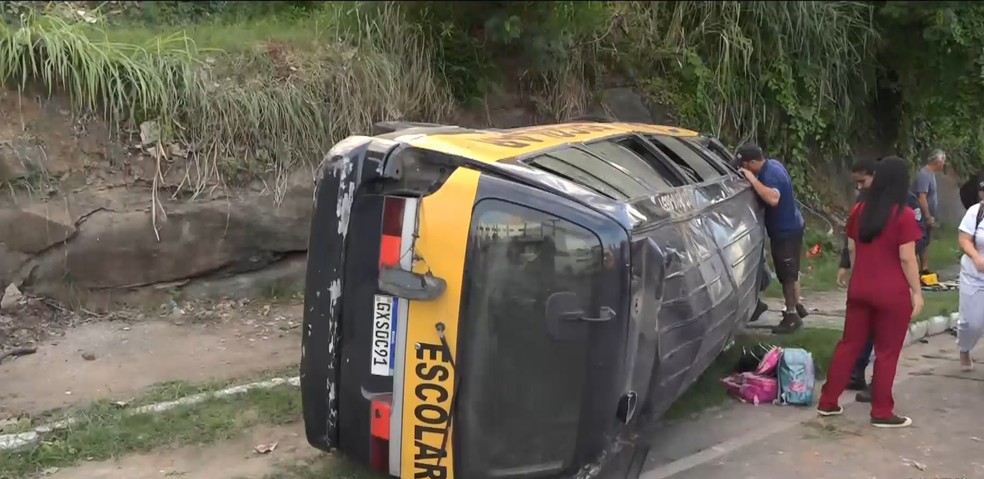 Van escolar cai de barranco e deixa crianças feridas em Vila Velha, Espírito Santo — Foto: Reprodução/TV Gazeta