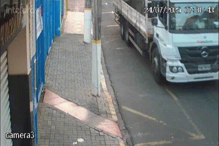 VÍDEO: asfalto cede e 'engole' rodas de caminhão carregado com 13 toneladas de açúcar em SP