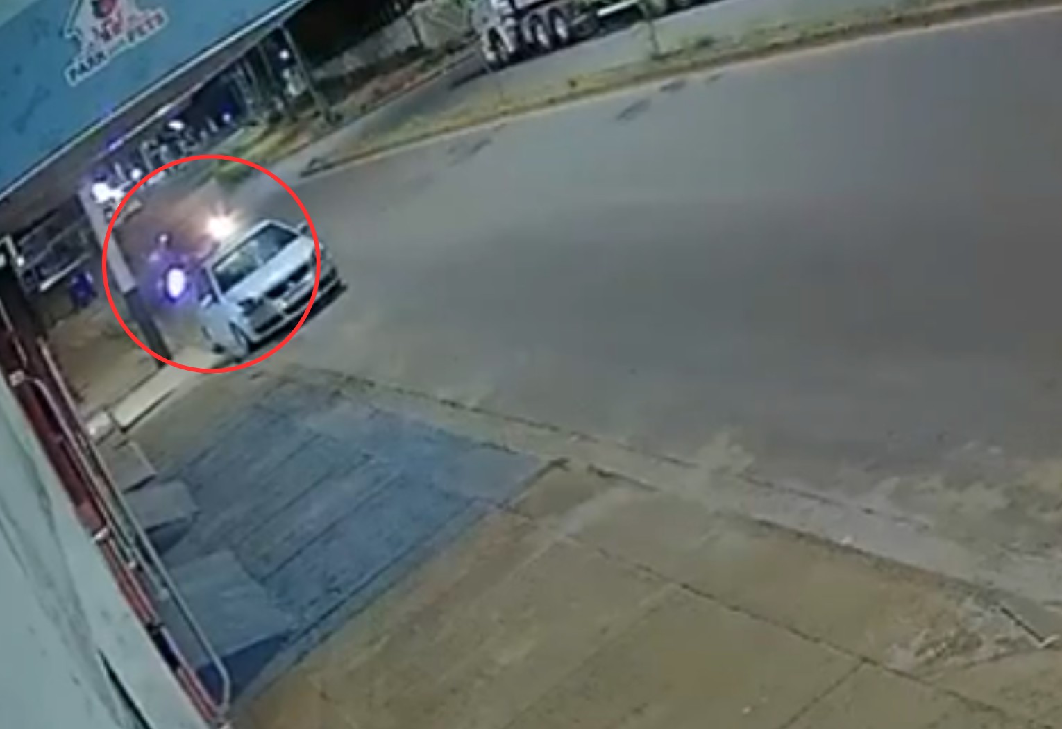 Motorista atropela homem e criança e foge sem prestar socorro no TO; VÍDEO
