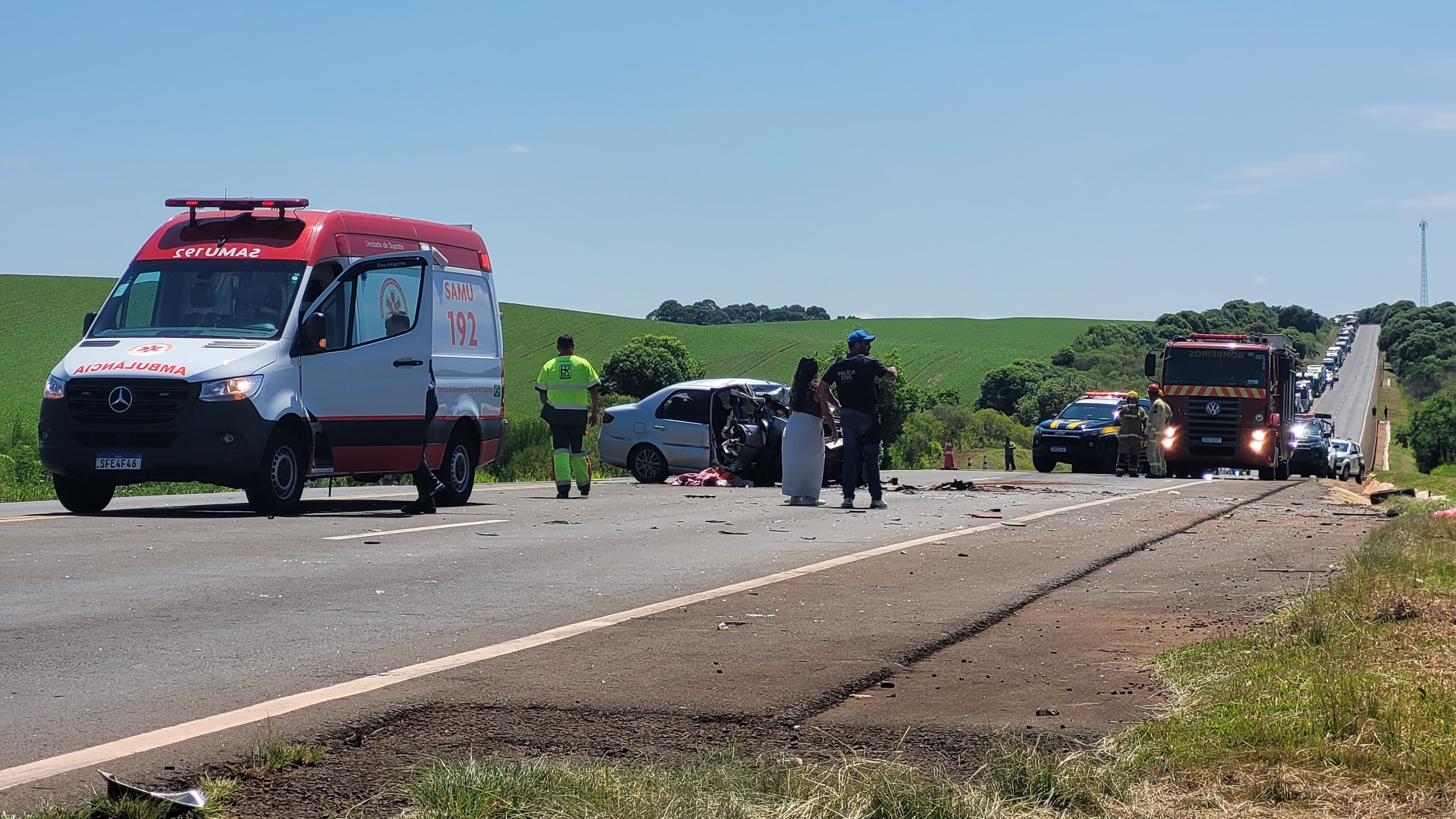 Três pessoas morrem em acidente entre dois carros na BR-277, em Guarapuava