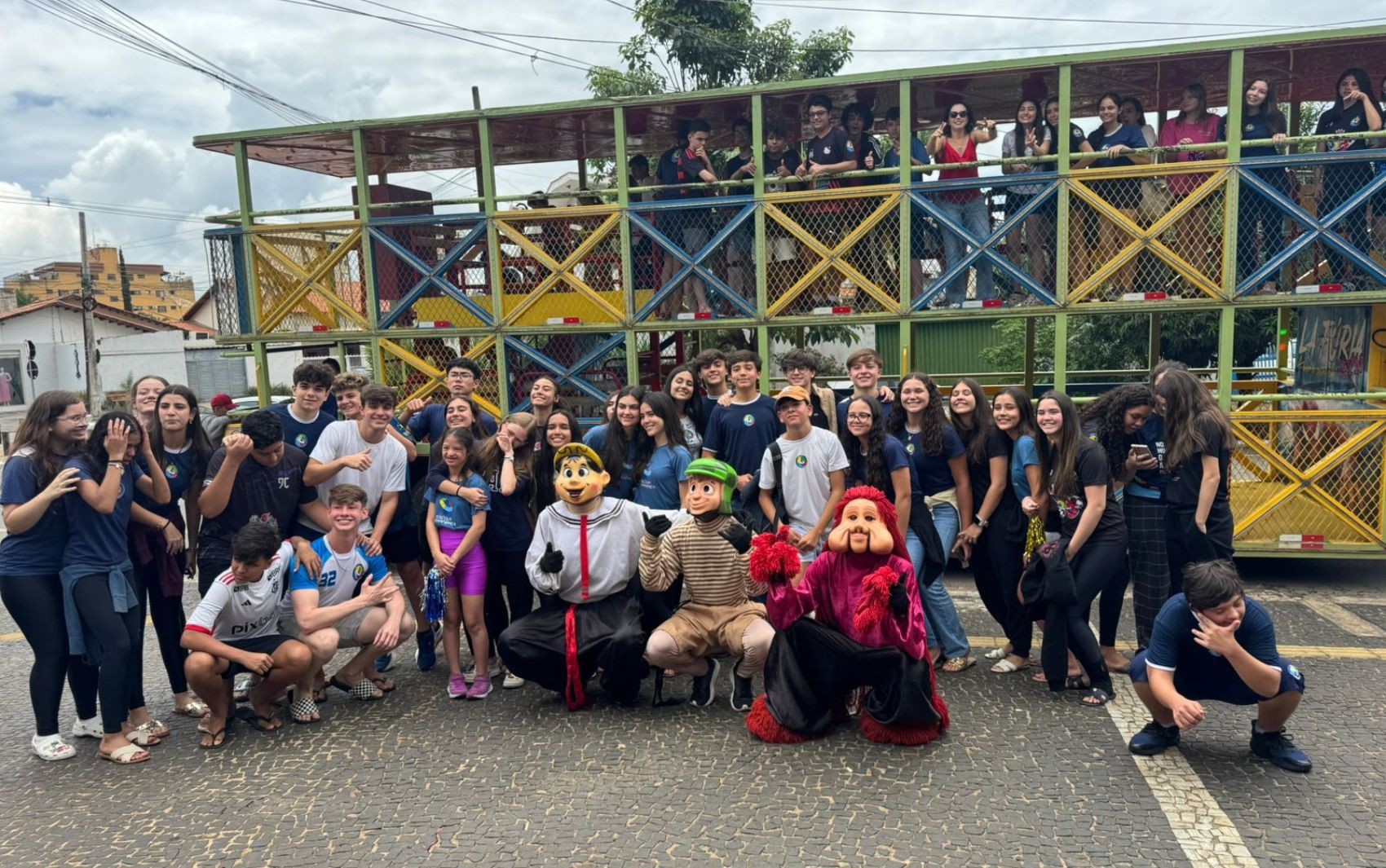 Mães contratam carreta da alegria para comemorar último dia de aula dos filhos no ensino fundamental